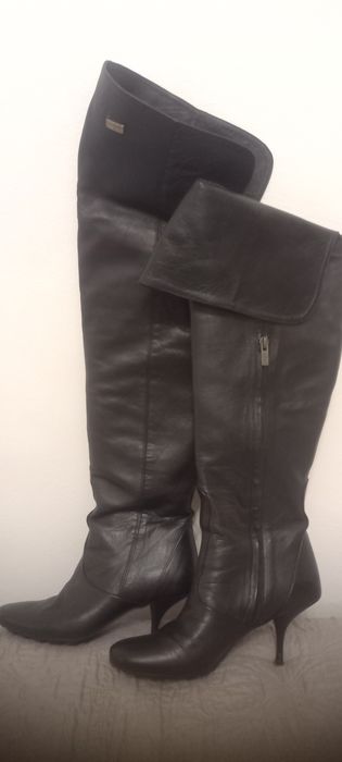 Bota de cano alto em pele