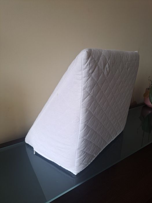 Almofada encosto triangular