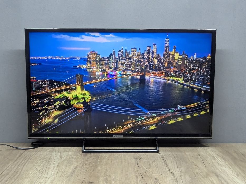 Panasonic TX-32EST606 Smart TV YouTube Full HD (1920 x 1080)