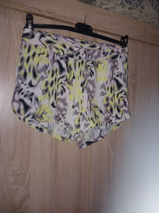 Krótkie spodenki damskie