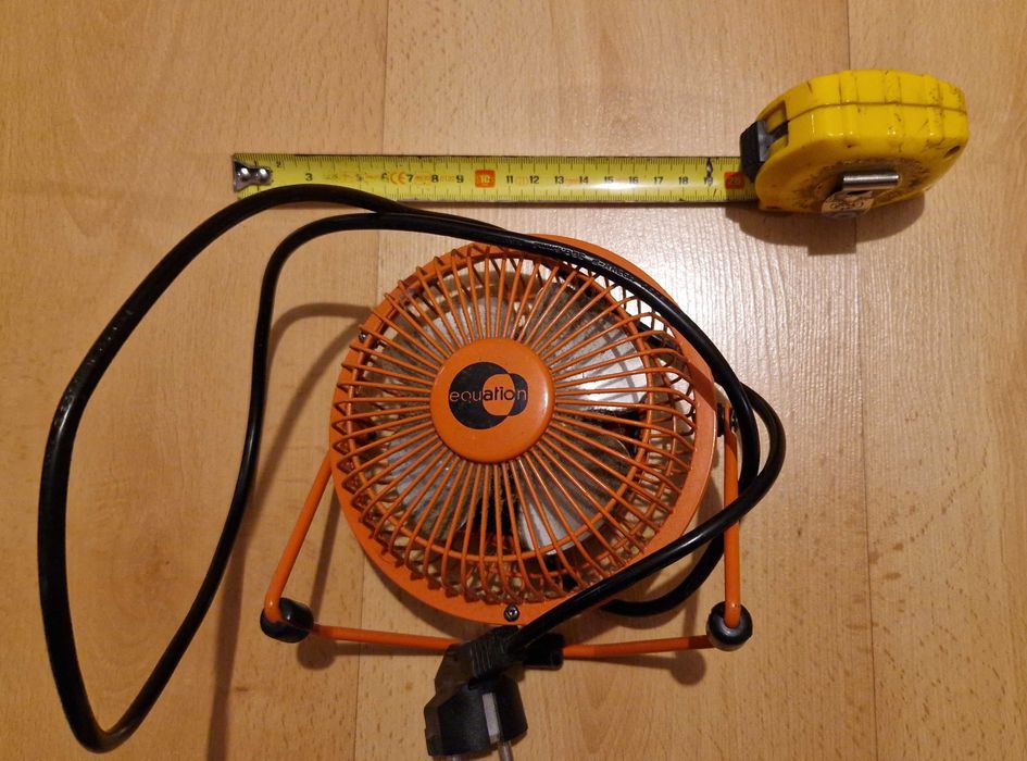 Mały wentylator biurkowy Equation – metalowy – sprawny – ok. 20 cm