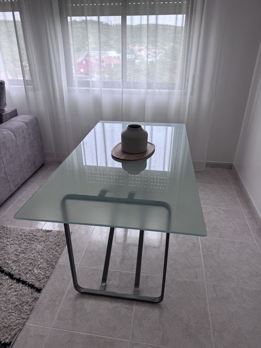 Mesa com tampo de vidro | Ikea ( modelo descontinuado)