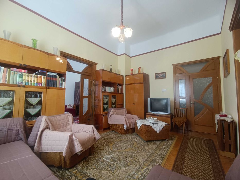 КВАРТИРА:94кв.м,ЦЕНТР,ІСТОРИЧНА ЗАБУДОВА,відмінний стан,підвал 45кв.м.