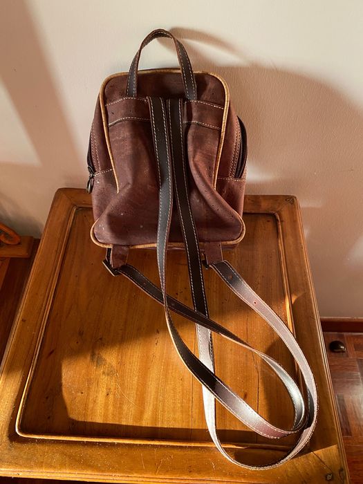 Mochila de cortiça e pele