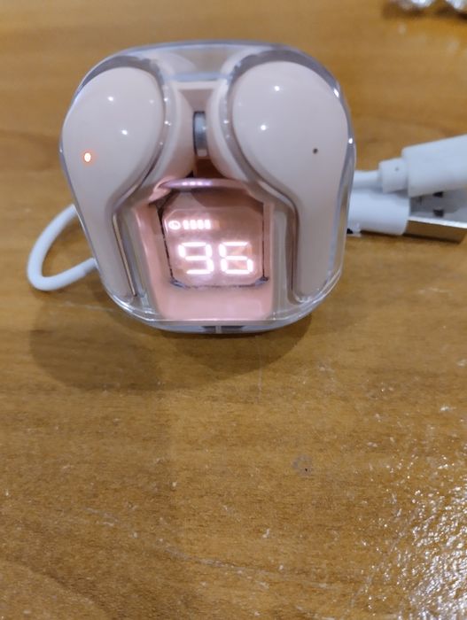 Phones sem fios. Cor de rosa com carregador.