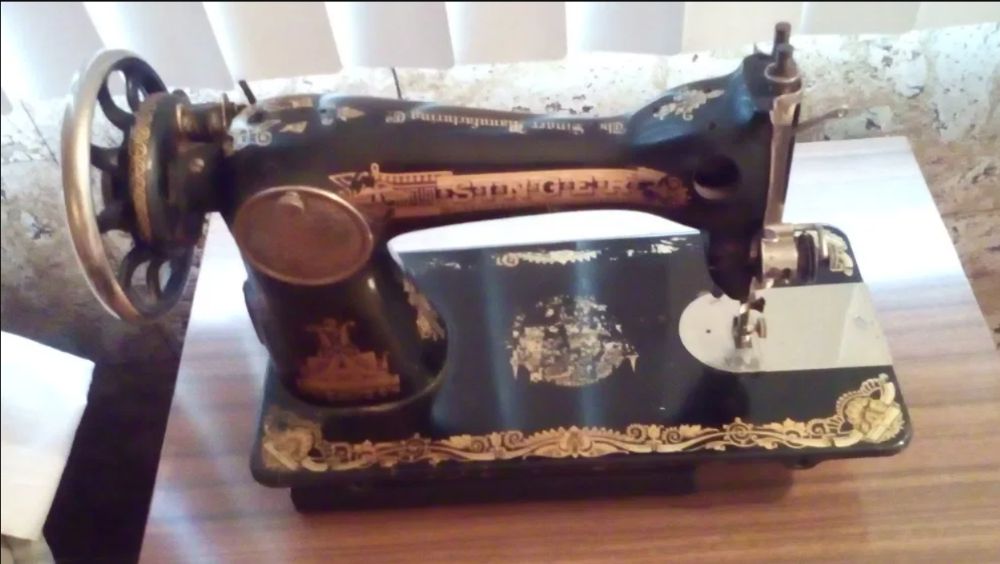 Máquina de costura Singer, com móvel e lateral retrátil