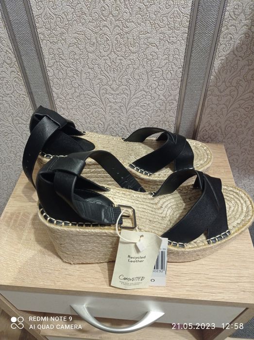 Продам жіночі босоніжки