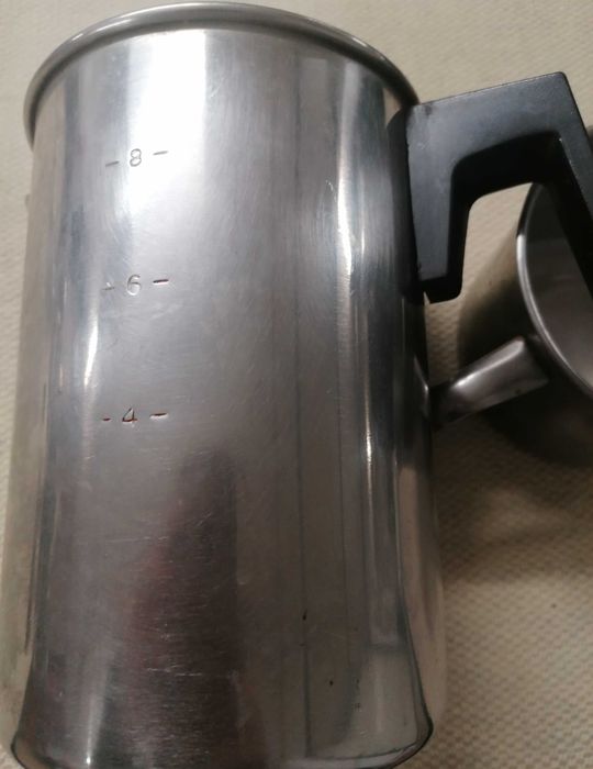 Copos em Inox, um grande e outro pequeno, ambos por 5€