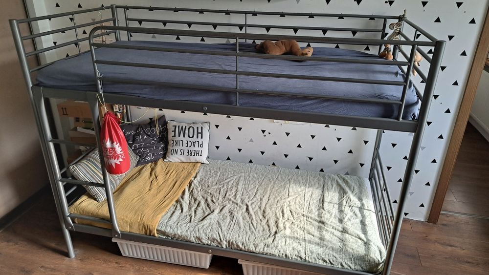 Łóżko piętrowe Ikea Svarta z materacami