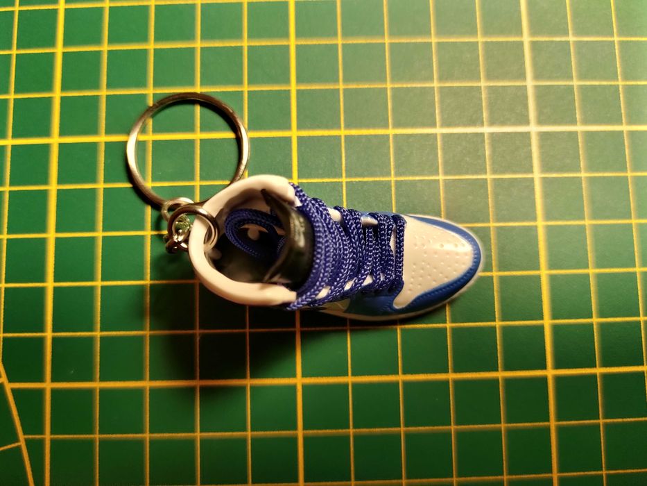 breloczek Nike Air Jordan niebiesko fioletowy