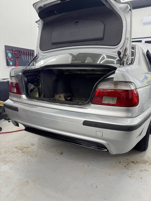 Tylny zderzak BMW E39 w stylu M5 (1995–2003) z wycięciami pod (PDC)