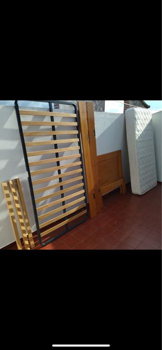 Cama solteiro em cerejeira