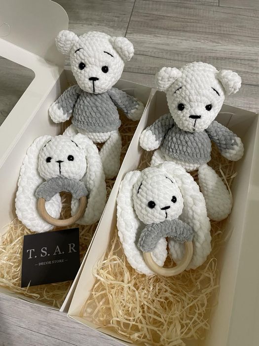 Вязані іграшки на подарунок, хрещення, брязкальце, ведмедик