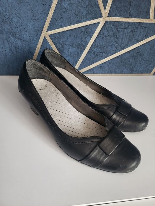 Czarne skórzane pantofle na obcasie rozm 38