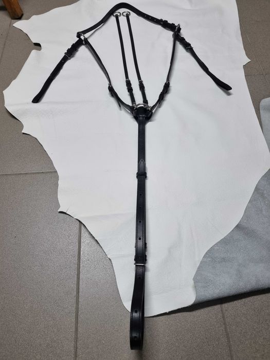 Napierśnik z wytokiem. Czrny rozmiar cob . Nowy