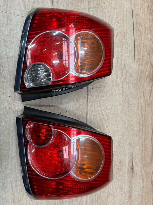 Lampa tylna lewa prawa Toyota Avensis T25 lift