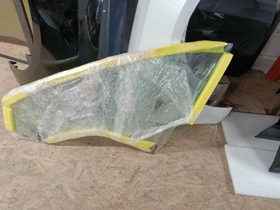 скло передніх дверей tesla model Y \ Model 3