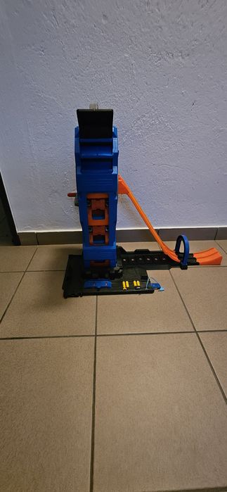 Tor Hot wheels  zjeżdżalnia z windą
