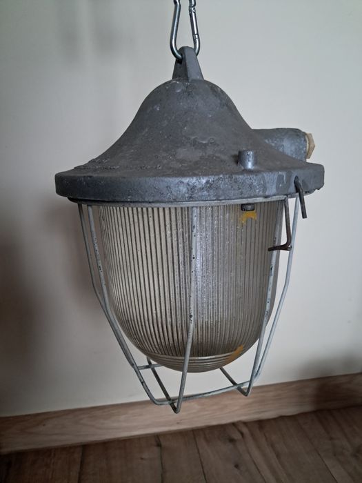 Lampa przemysłowa loft, czasy  PRL-U . POLAM - GDAŃSK, FSM
