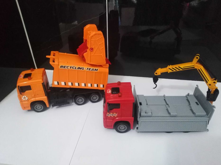 Conjunto de 2 camiões de brincar fazem parte da série Heavy City Truck
