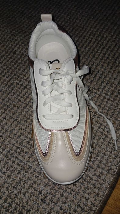 Кросівки  жіночі