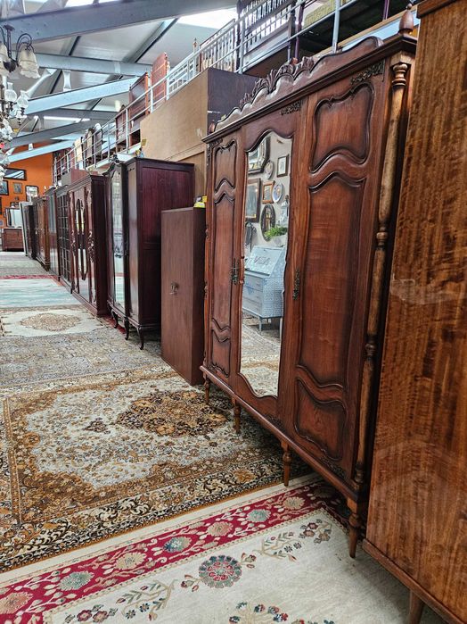 Roupeiro antigo em bom estado geral