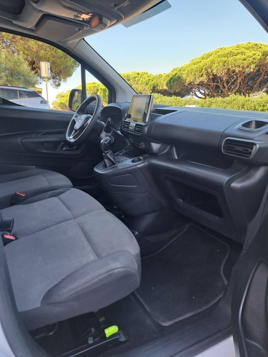 Opel combo de 2020 com 77.000 kms 100cv de 3lugares