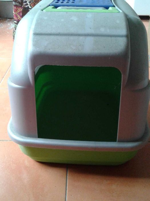 Caixa de areia fechada para gatos, como NOVA!