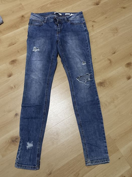 Reserved spodnie jeansowe z dziurami rozmiar 36