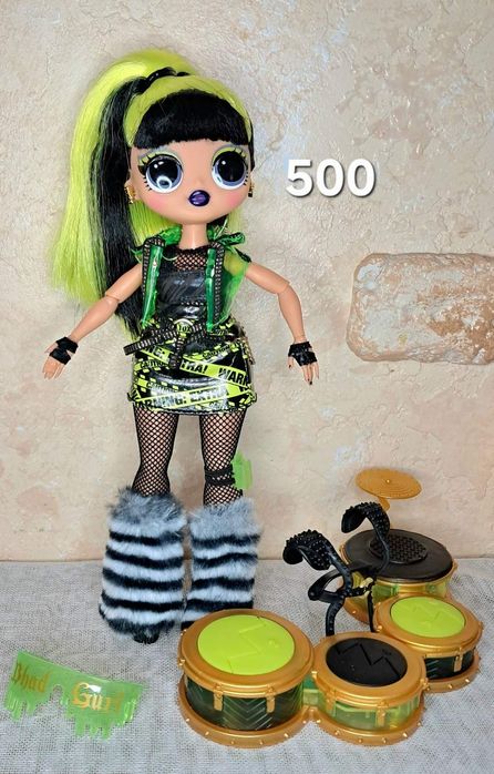 LOL OMG з музикальним інструментом