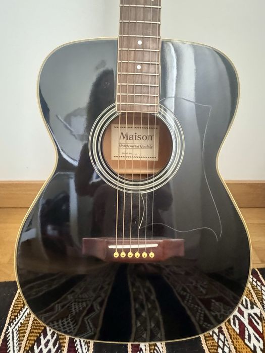 Guitarra acústica Maison com estojo incluído.