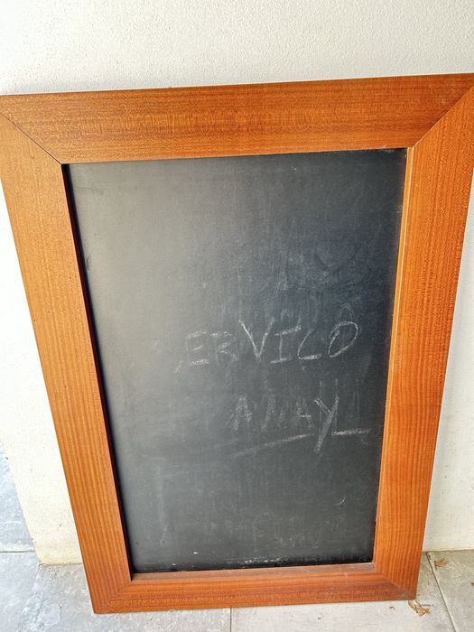 Quadro preto grande com moldura em madeira