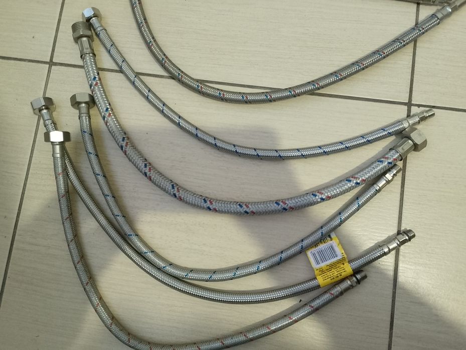 Шланг сантехнический гибкий одним лотом.