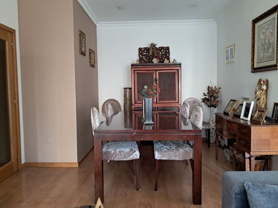 Vendo excelente T2 com garagem e 2 elevadores  em Santa Marinha, em frente ao apeadeiro  de comboio de Coimbrões