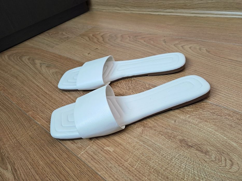 Жіночі білі шльопанці