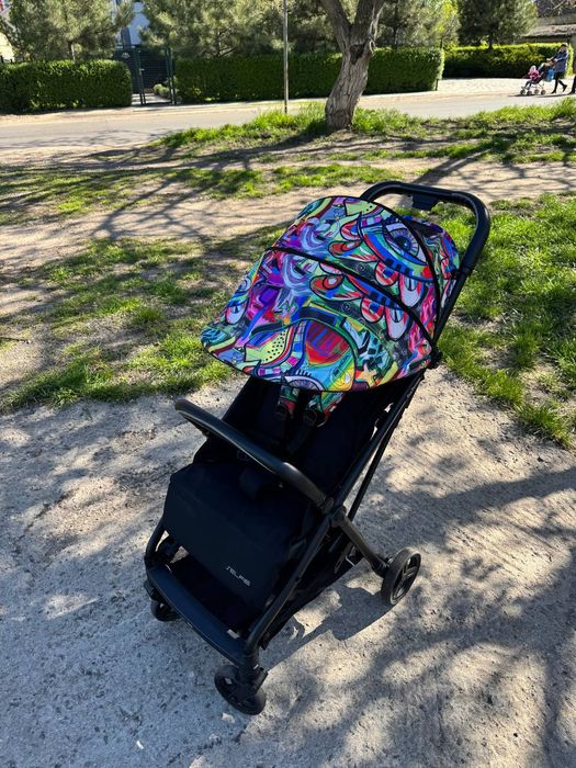 Коляска Peg-Perego Selfie Street Art з яскравим граффіті-дизайном