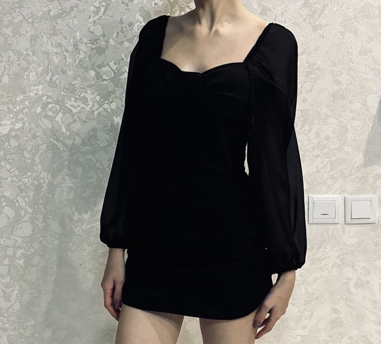 Чорна  мінісукня