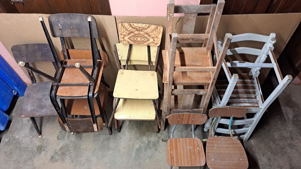 Varias cadeiras de diferentes design e tamanhos