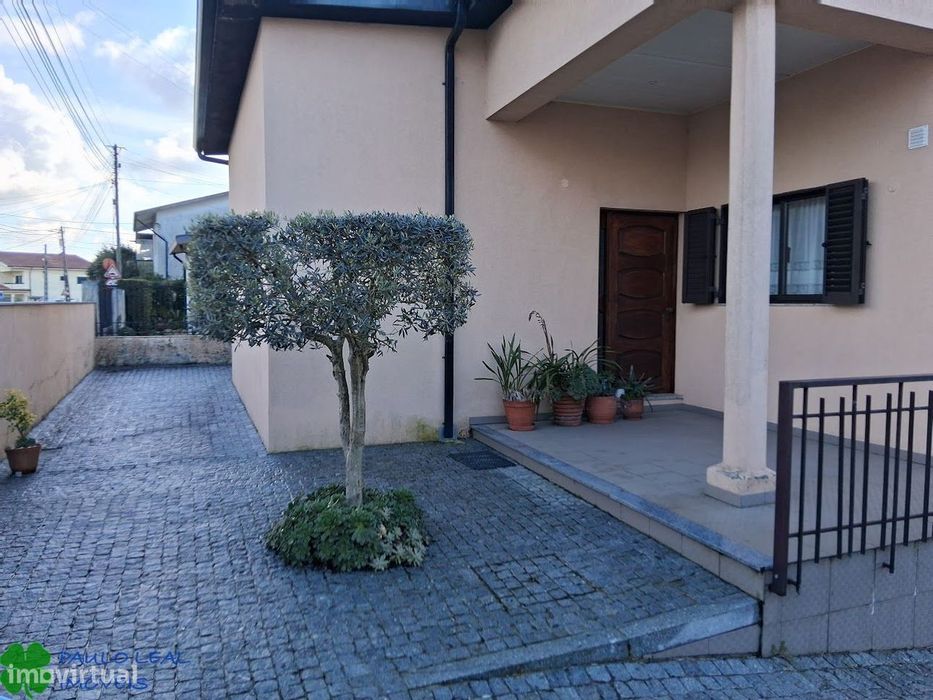 moradia 4 frentes em lote 900 m2 na trofa