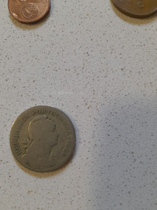 Moedas e notas antigas em escudos