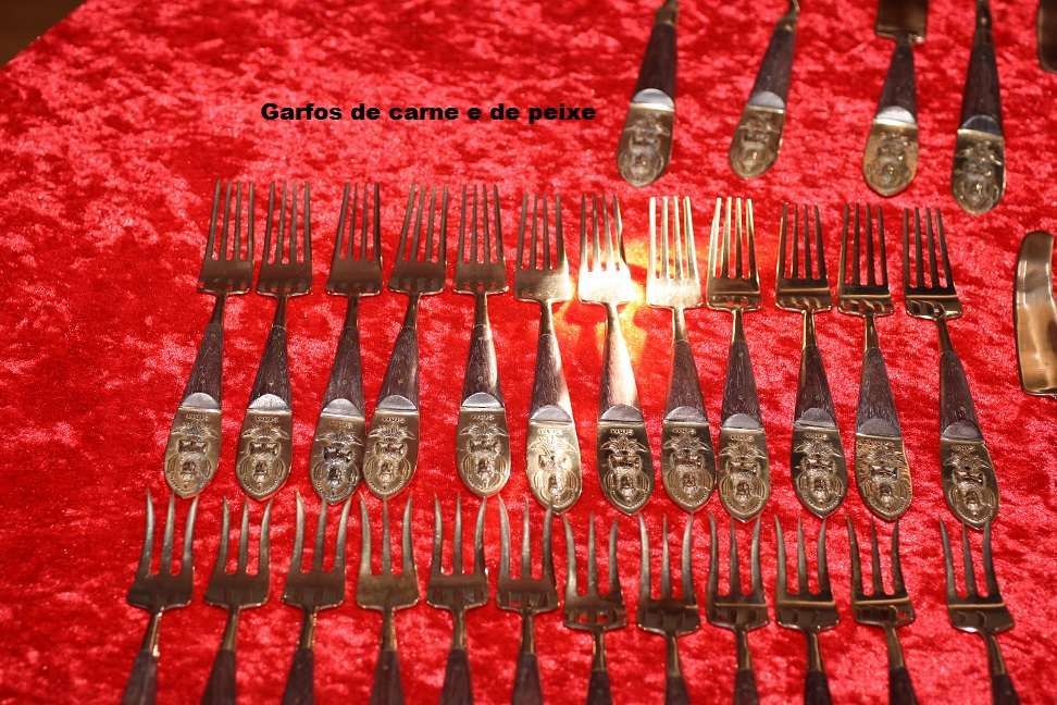 Faqueiro em alpaca com o cabo em Pau-Santo e com a figura do Deus do S