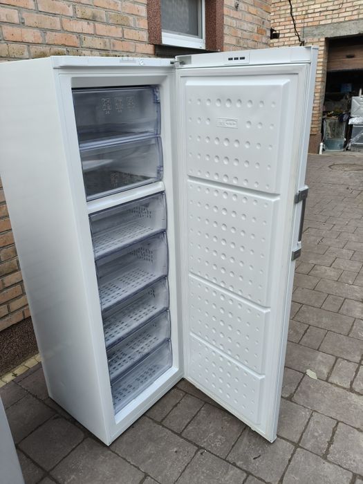Морозильна камера BEKO Model F60265 на 270 літрів