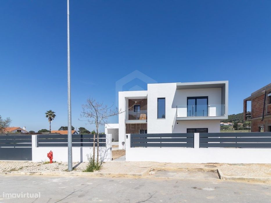 Moradia Isolada T4 com Piscina com vista desafogada para a Serra