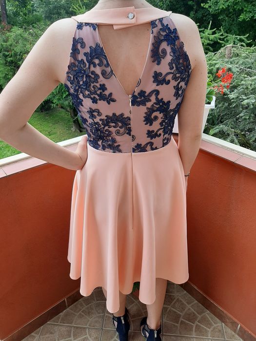 Elegancka sukienka z koronką