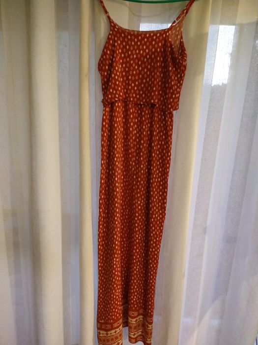 Sukienka na ramiączkach midi