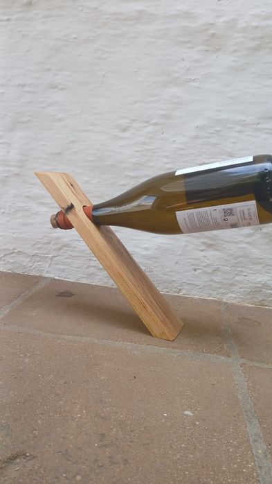 Suporte flutuante para garrafas de vinho.