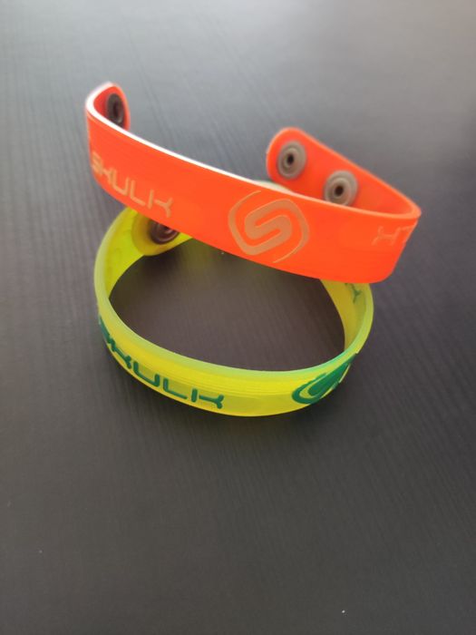 Pulseiras da Nike e Skulk