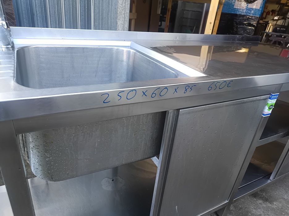 bancada inox com pio grande e quatro portas em inox 
250 por 60