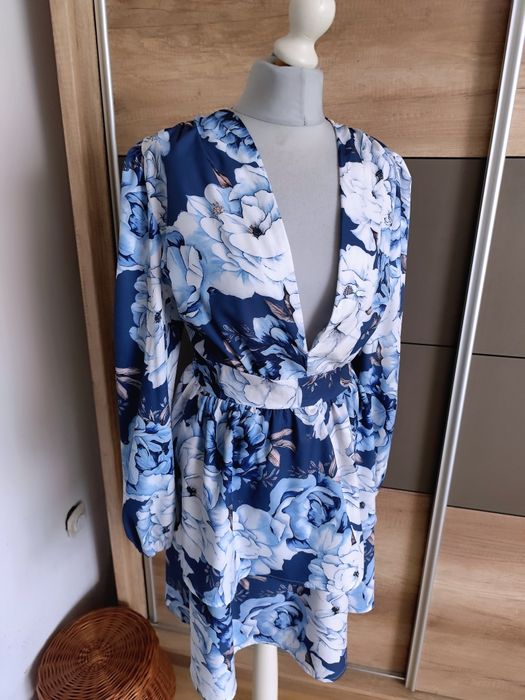 Elegancka sukienka z falbankami r. 42/44