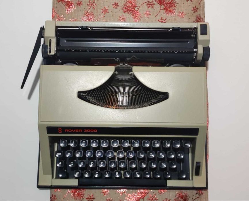Máquina de escrever antiga mas como nova !